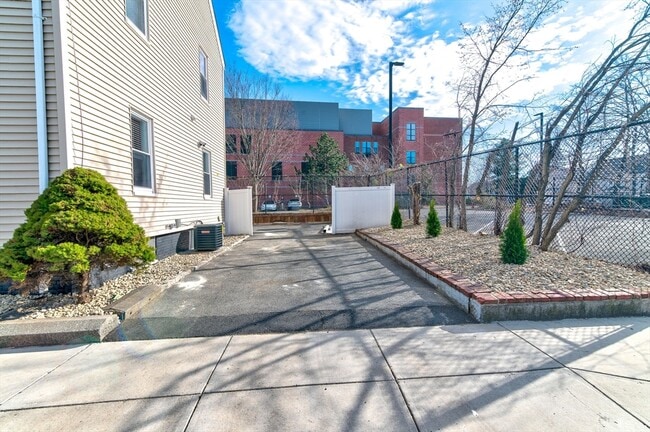 Building Photo - 43 Tainter St