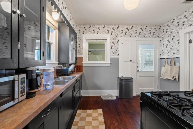 Building Photo - 1805 Brackenridge St