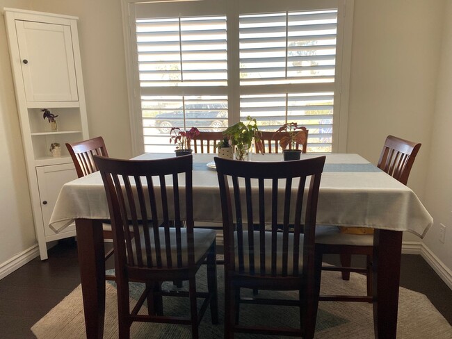 Building Photo - Beautiful Single-Story 2 Bedroom, 1 Bath w...