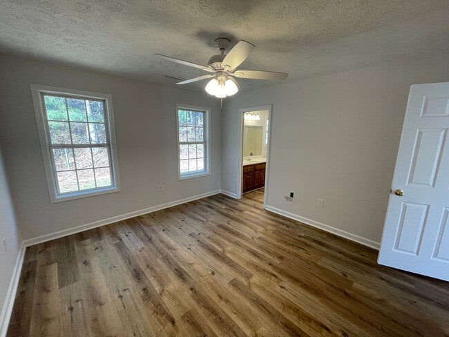 Building Photo - Updated 3/2 House in Silver Creek- $1,495