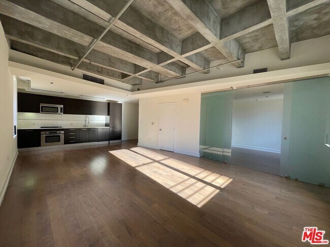 Building Photo - 727 W 7th St