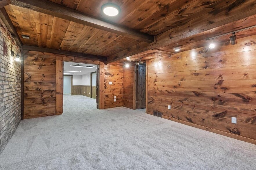 Building Photo - 833 Tyrol Ln