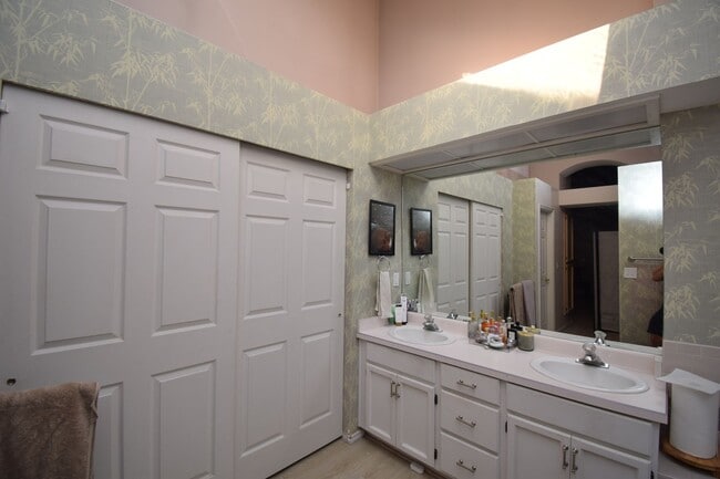 Building Photo - Bright Holladay 4 Bed Home – High Ceilings in Prime Location!!