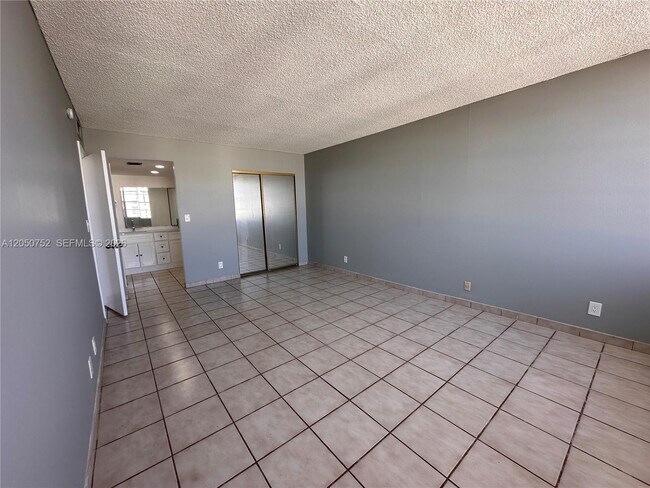 Building Photo - 2025 NE 164th St