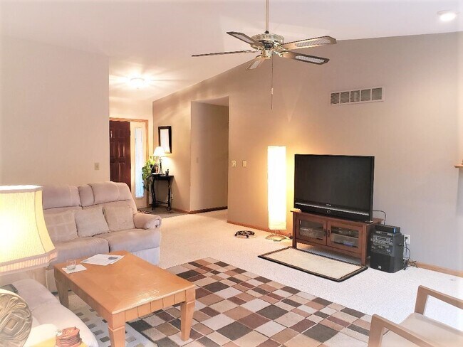 Building Photo - 416 Red Wing Ln