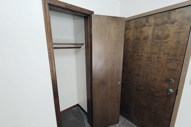 Building Photo - 6011 Queens Dr
