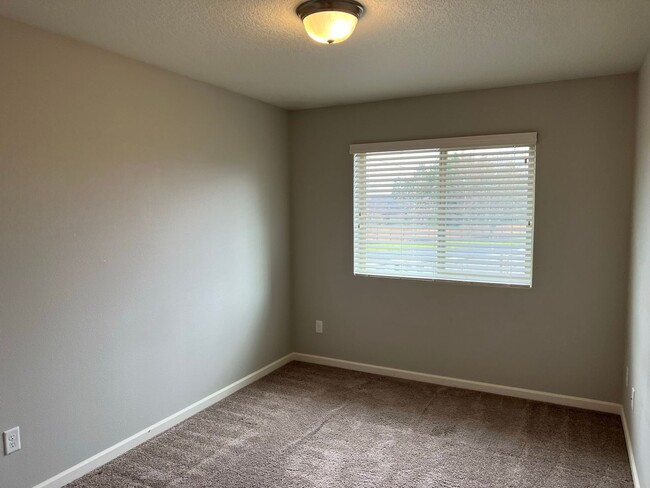 Building Photo - 1/2 1ST MONTHS RENT   AVAILABLE NOW.. Wond...