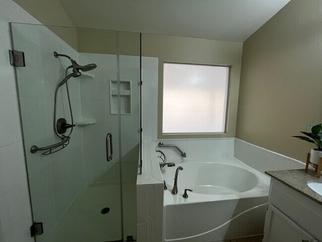 Building Photo - Stylish & Solar-Powered 5-Bed Gem with Vau...