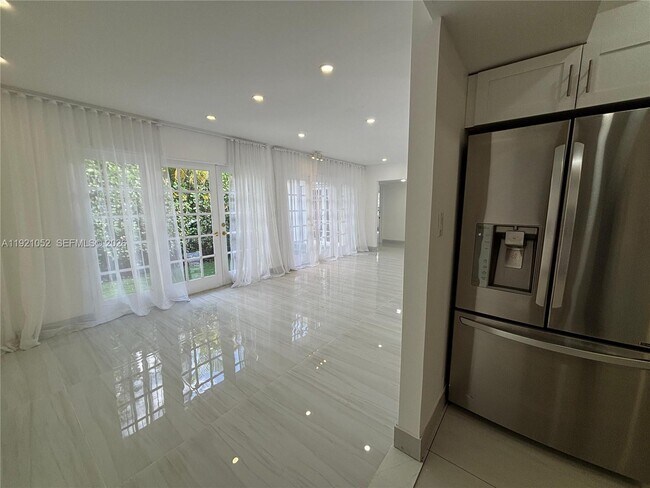 Building Photo - 725 91st St