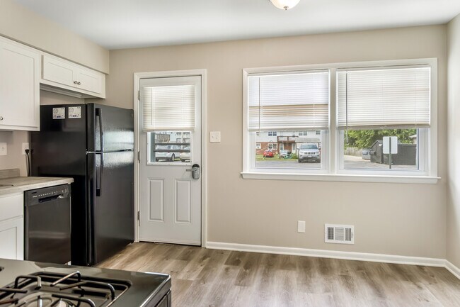 Building Photo - 240 W Newhall Ave