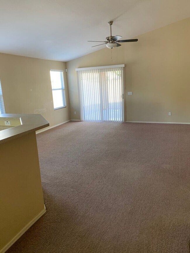 Building Photo - COMING SOON! Bright, Open Floorplan - Close to Freeways