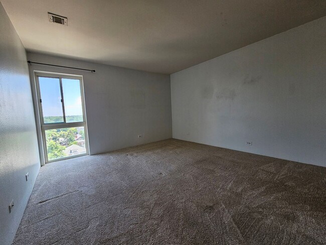 Building Photo - Amazing Penthouse 2 Bedroom 2 Bath With Mo...