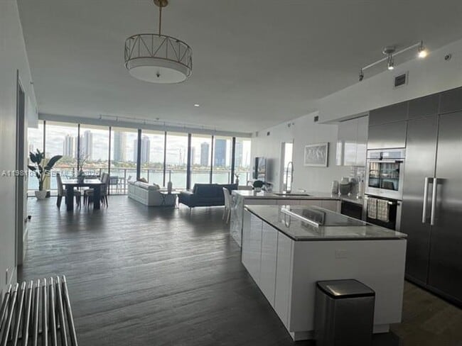 Building Photo - 5500 Island Estates Dr