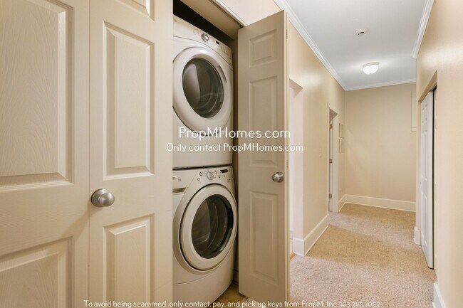 Building Photo - Charming Two-Bedroom Unit: Your Perfect Ho...