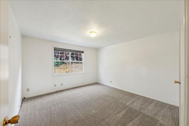 Building Photo - Charming SE Boise Townhome Near the Greenbelt