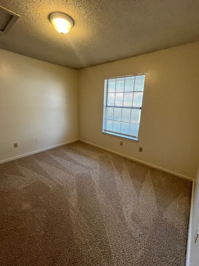 Building Photo - Classic Manor