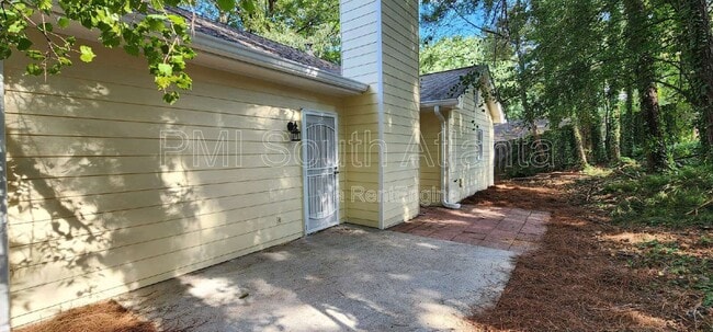 Building Photo - 2735 Stanton Woods Dr SE