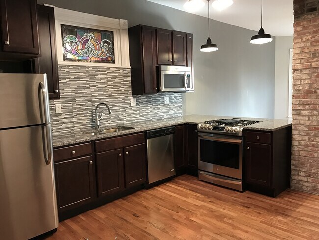 Building Photo - Stunning Large Home near Tower Grove Park