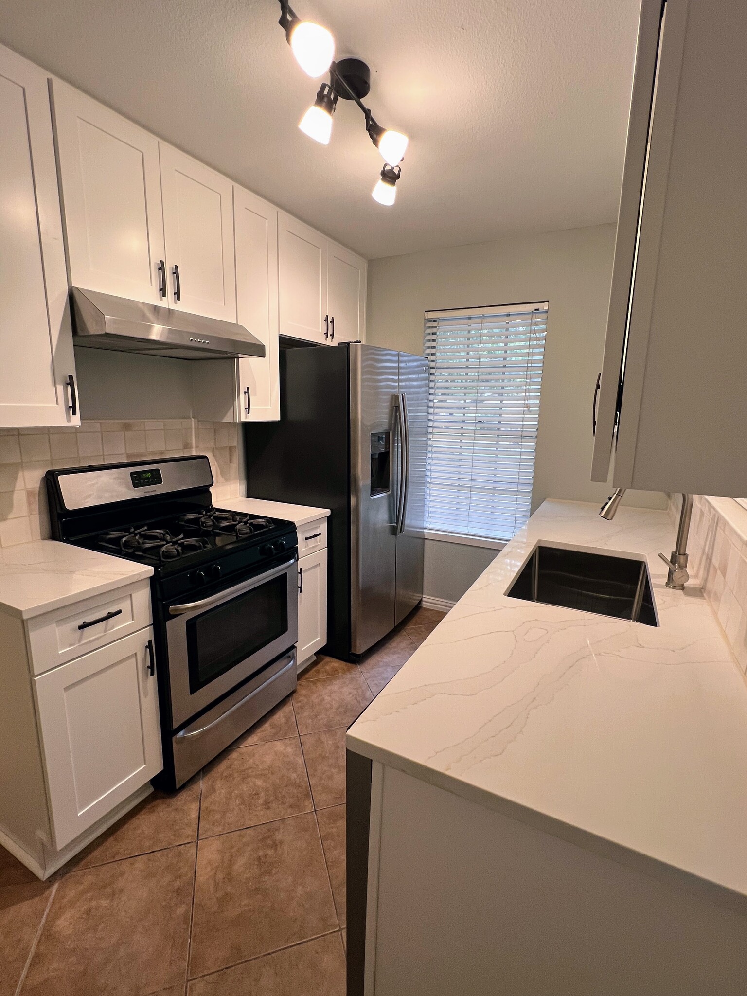 Kitchen - 10623 Golden Quail Dr