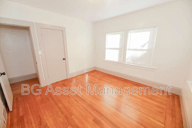 Building Photo - 3808 Lakeshore Ave