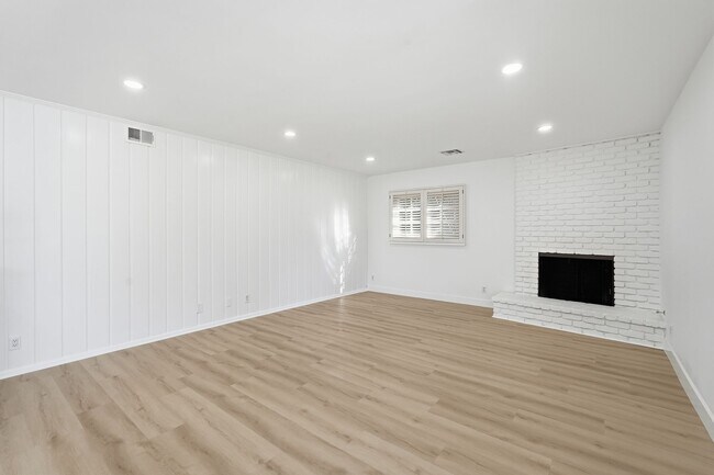 Building Photo - 23723 Aetna St