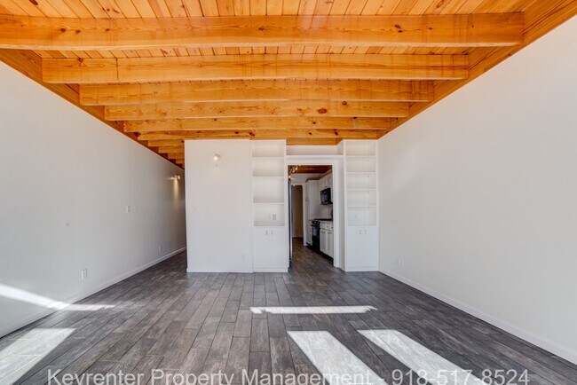 Building Photo - 2 Bed 2.5 Bath Right off Cherry Street!!