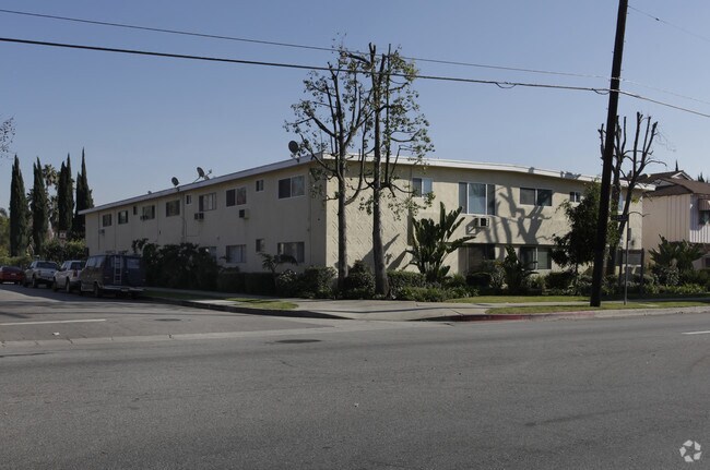 Primary Photo - 5860 Hazeltine Ave