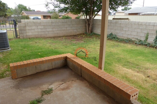 Building Photo - Lovely 3 bedroom 2 bath brick home.