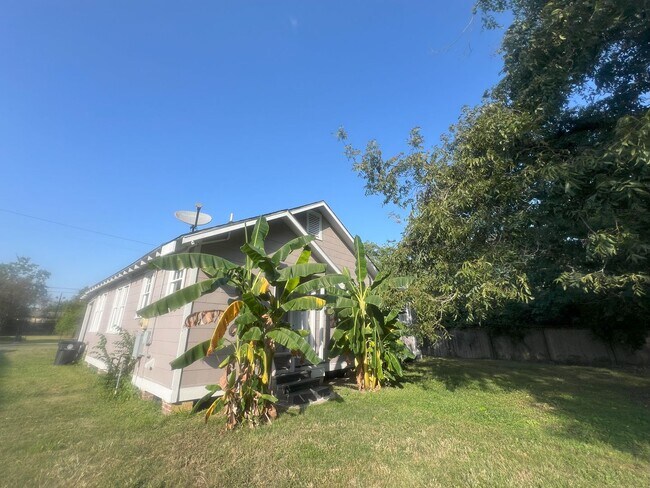 Building Photo - Charming 3-Bedroom Home Near Baton Rouge General Hospital!