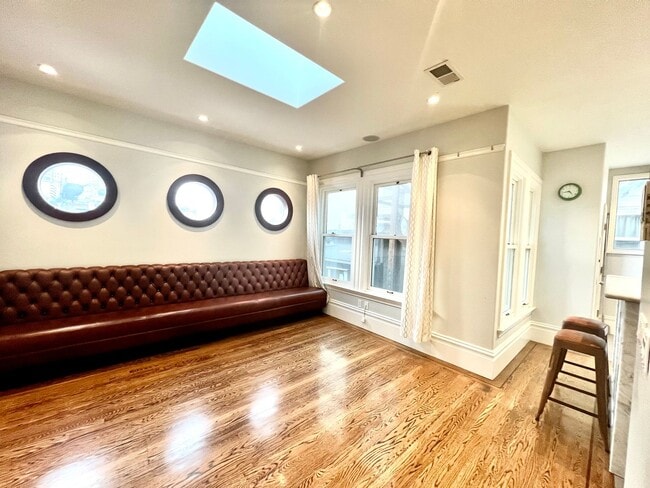 Building Photo - Welcome to North Beach! Premier 1 bed/ 2 B...