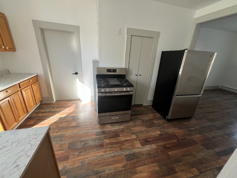 Building Photo - 40 Garnet St