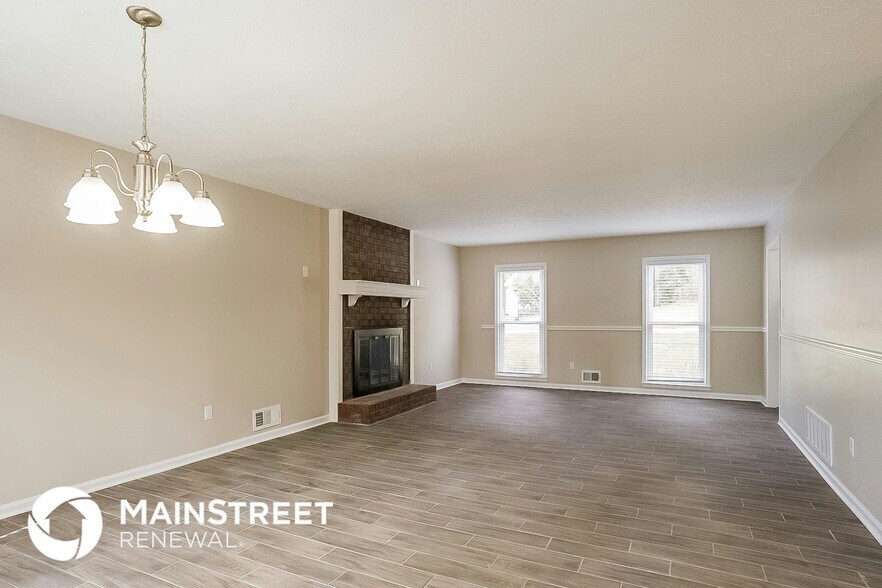 Building Photo - 2440 Hillboro Cir S W