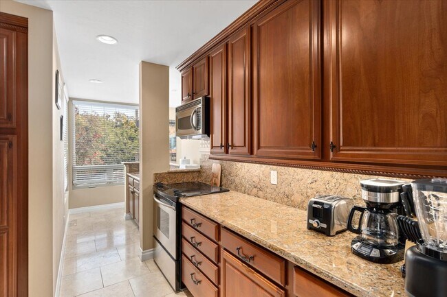 Kitchen - 935 Genter St