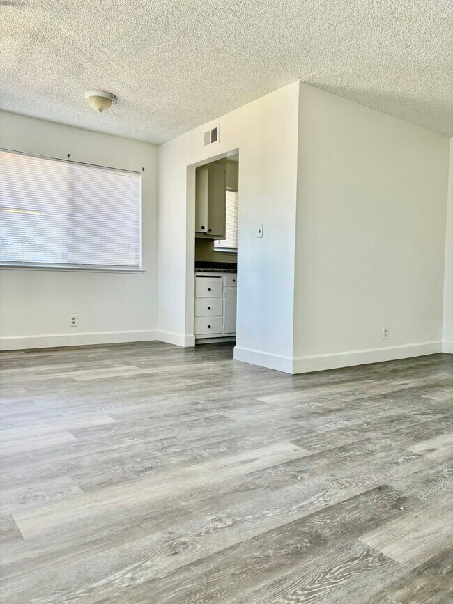 Building Photo - 1331 Pinetree Dr