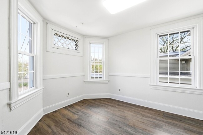 Building Photo - 104 Maple Ave