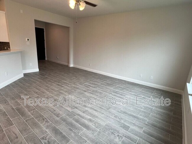 Building Photo - 552 Hutchinson Ln