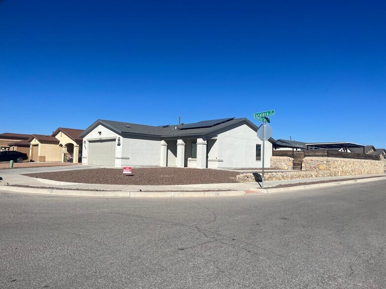 Building Photo - 14233 Escalera Dr