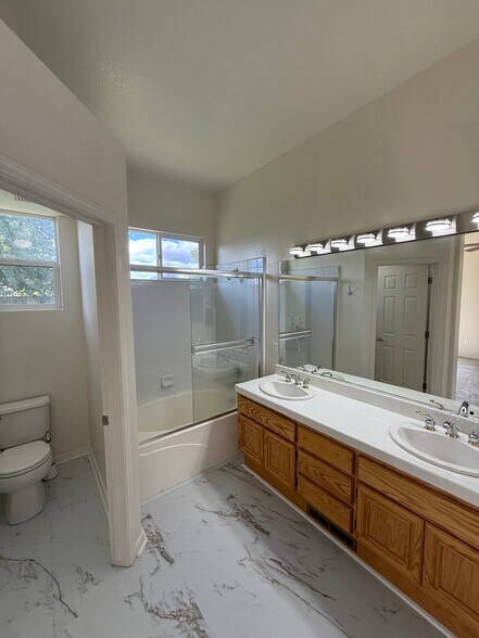 Master Bath - 1640 Cattlemen Ct