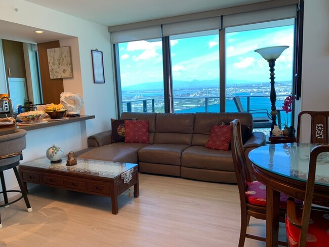 Building Photo - Fully Furnished 3 BR/2 BA/1 Parking on Hig...