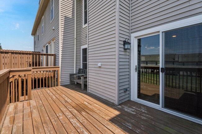 Building Photo - Spacious 3 Bedroom, 2.5 Bath Townhouse in ...
