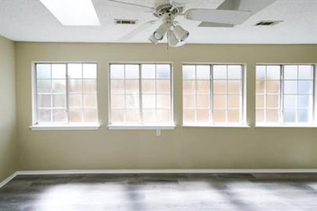 Building Photo - Spacious duplex in Fayetteville!