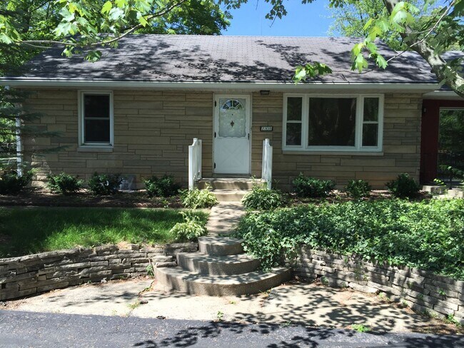 Primary Photo - 2301 E 4th St