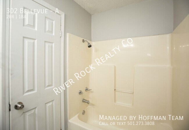 Building Photo - 302 Bellevue-A