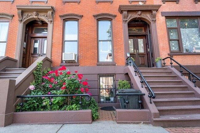 Building Photo - 252 Grove St