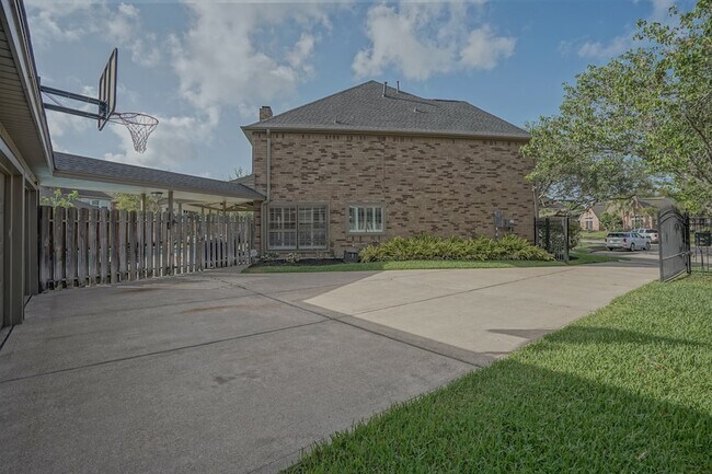 Building Photo - 2108 Lakeway Dr