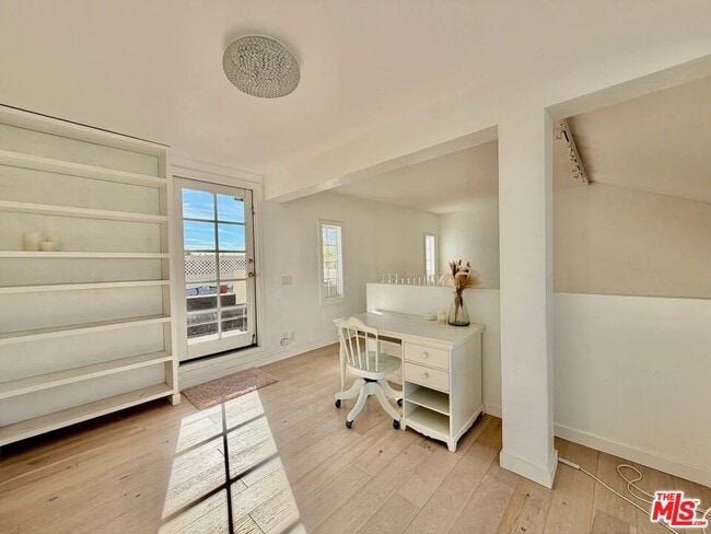 Building Photo - 1123 Flores St