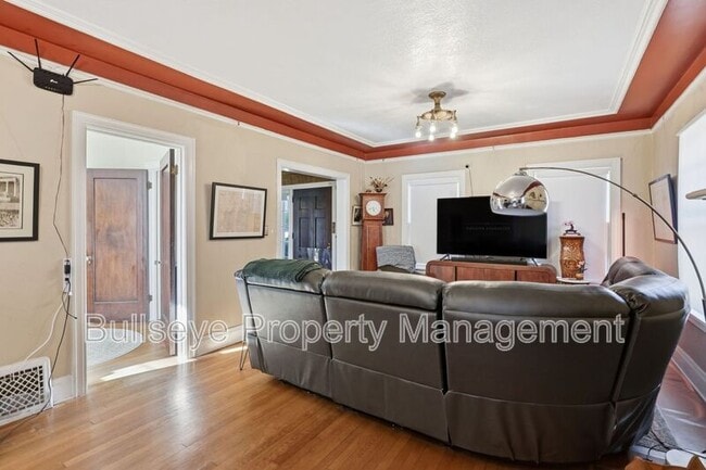 Building Photo - 525 W Lynwood St