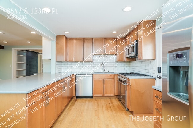 Building Photo - 8547 S 123rd Pl