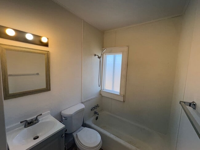 Building Photo - Cozy Country Home with Mountain Views