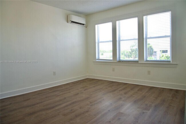 Building Photo - 501 SW 6th Ct